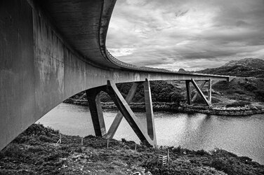 DSC_5230 Kylescu Bridge Mono.jpg
