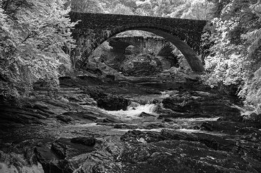 Old and new bridges, Falls at Invermoriston.jpg